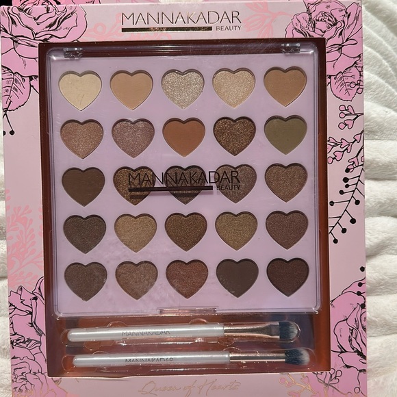 Manna Kadar Beauty Queen of Hearts 25 Well Eye Shadow Set with Brushes. - Picture 1 of 5